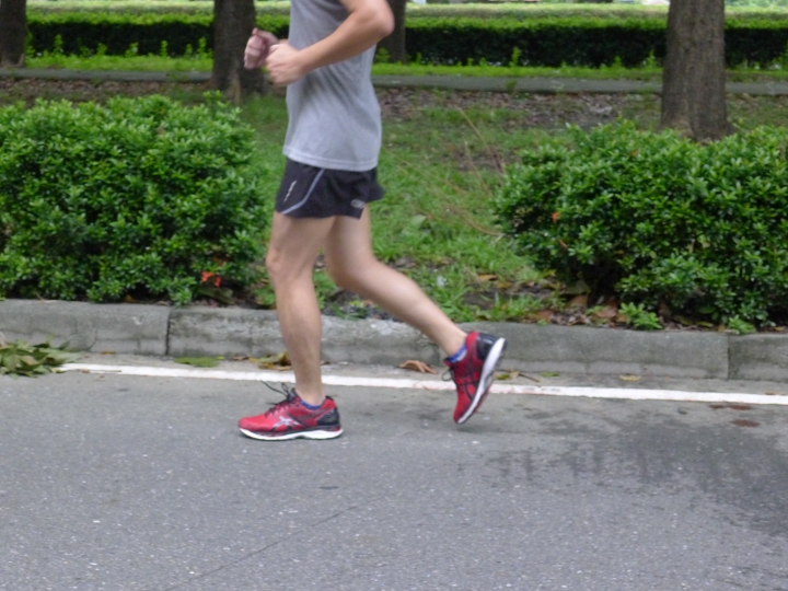 [開箱]亞瑟士 NIMBUS 18慢跑鞋 開箱文