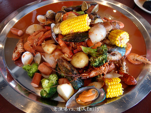 【新竹南寮美食】老漁港新海鮮美式餐廳,水桶餐超霸氣,豪邁又滿足,還附兒童遊戲室喔!