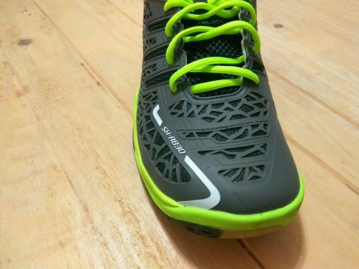 生平第一雙羽球鞋 VS 慢跑鞋