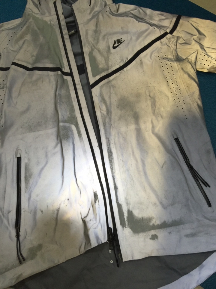 悲劇！NIKE Nike Vapor Flash Jacket 反光外套 嚴重掉漆