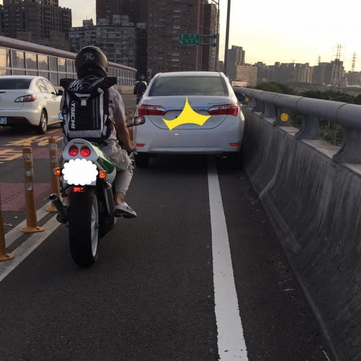 機車專用道被卡住