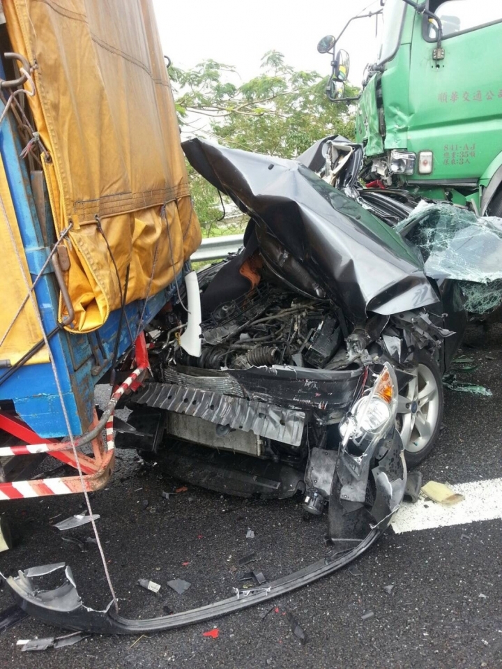 國道四車追撞 夾在中間小轎車車毀人無事