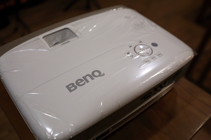 【BenQ投影機 W2000 開箱】愛很簡單，從投開始