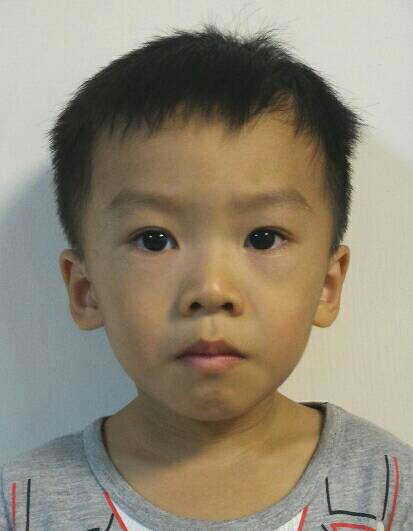 請問護照照片這樣合格嗎？