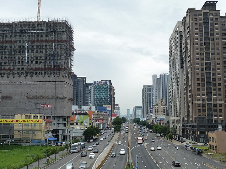 兩張照片告訴你，台灣大道塞車不是BRT造成的