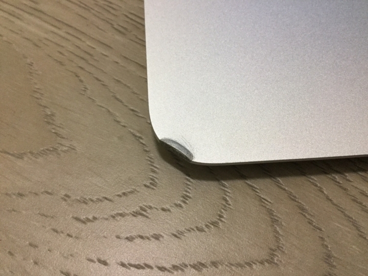 [求助] Macbook 重摔到角角，該怎麼辦？