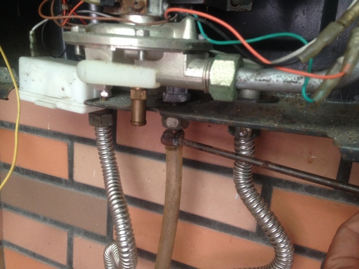 屋外型熱水器快速更換