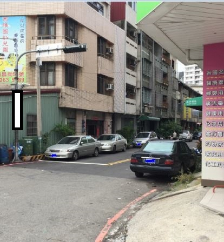 紅綠燈號誌正下方的路邊可以停車???