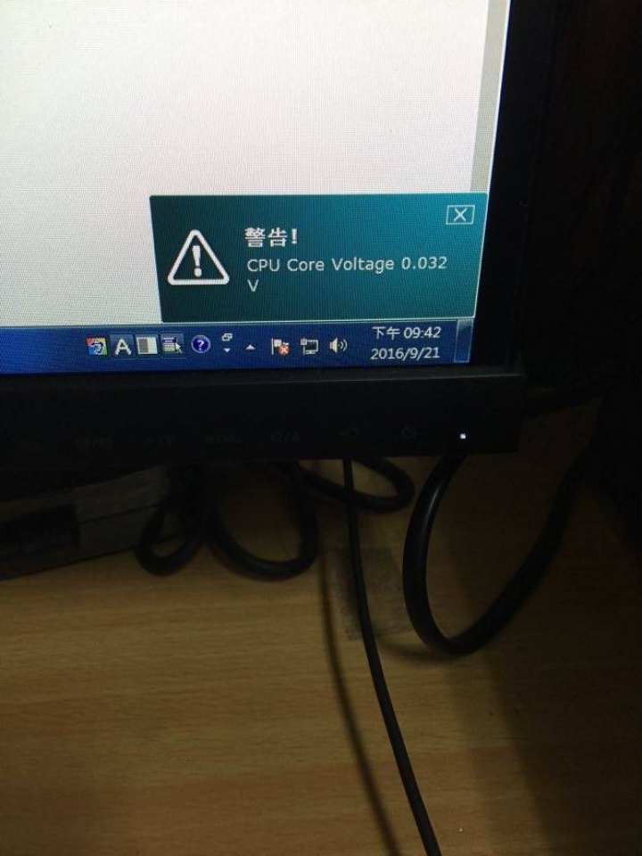 一直跑出CPU電壓甚麼的....