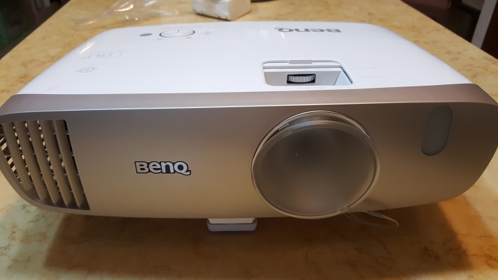 BenQ W2000 側投導演機使用心得分享