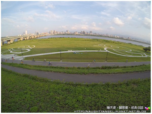 新北市鴨鴨地景藝術公園，超吸睛！地表最狂！可騎單車順遊重新橋市集、星光碼頭
