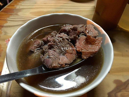 [食記] 台南 中西 六千牛肉湯 - 早鳥才吃的到傳說中的排隊牛肉湯，鮮甜口感在口中久久不散