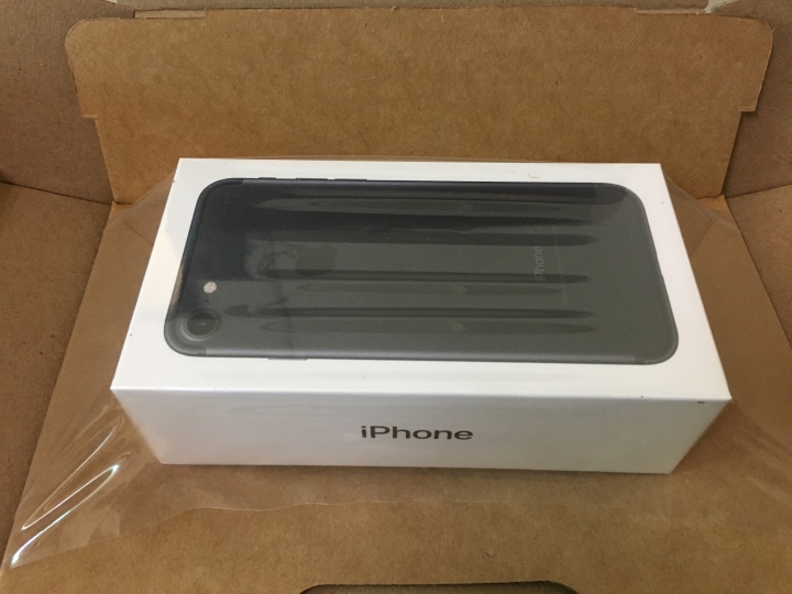 iPhone 7 128g 黑色到貨，第一批應該都今天會到吧!!
