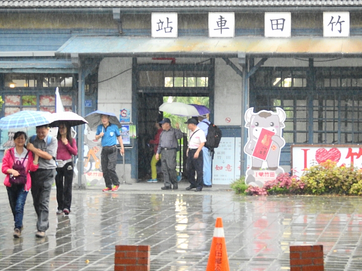 政大愛愛會20、30年不見的老朋友，相見3天2夜大鵬灣之旅，一路往北玩到高雄。