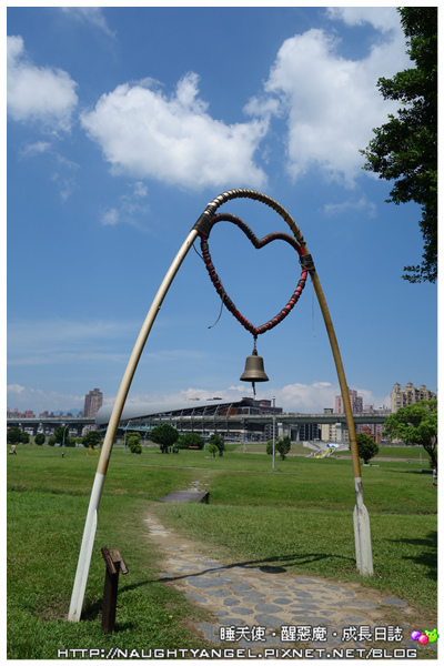 新北市鴨鴨地景藝術公園，超吸睛！地表最狂！可騎單車順遊重新橋市集、星光碼頭