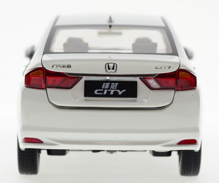 紀念第一部新車的1:18廣汽鋒範CITY模型車