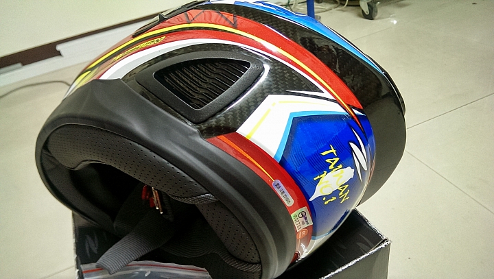 [開箱] ZEUS 國旗碳纖帽 ZS-1600 x 國旗彩繪