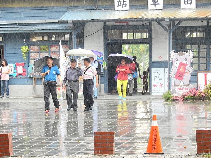 政大愛愛會20、30年不見的老朋友，相見3天2夜大鵬灣之旅，一路往北玩到高雄。