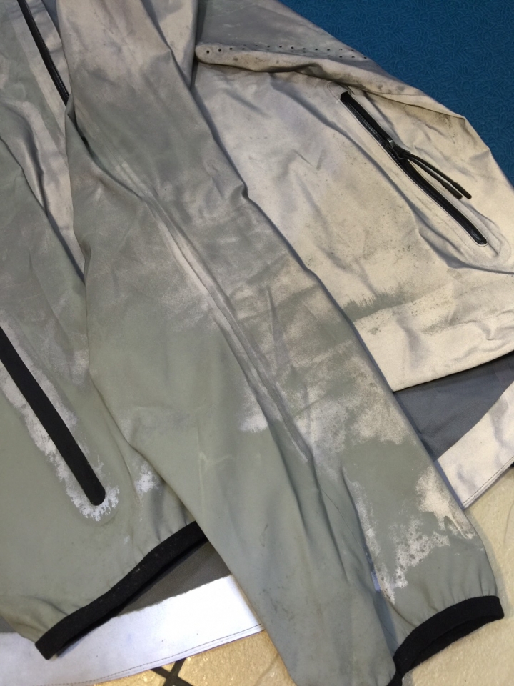悲劇！NIKE Nike Vapor Flash Jacket 反光外套 嚴重掉漆