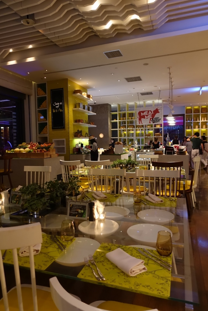 [食記] W Hotel。The Kitchen Table 西餐廳。信義區裡的時尚Buffet--周日菜色!