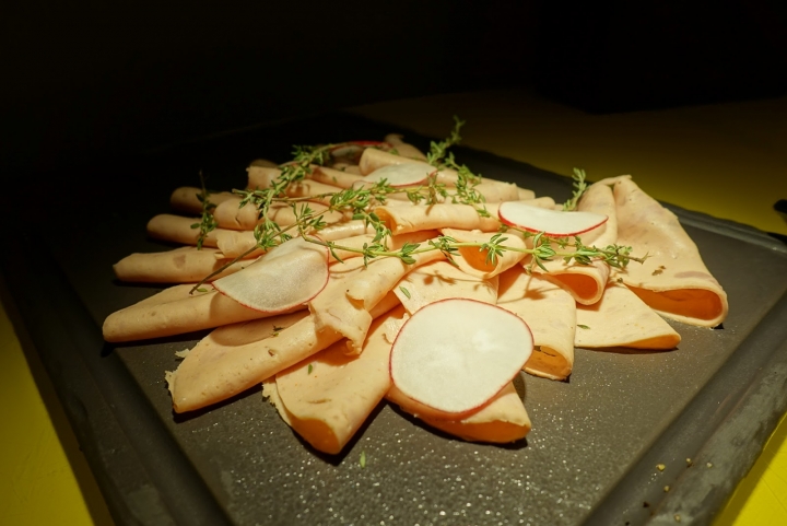 [食記] W Hotel。The Kitchen Table 西餐廳。信義區裡的時尚Buffet--周日菜色!