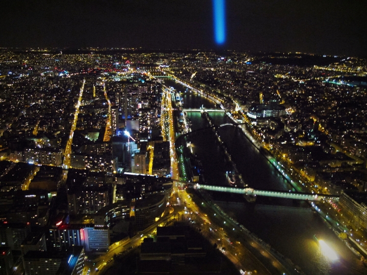 【Paris．走跳】登上艾菲爾鐵塔_不畏冬夜冷風也要看到的巴黎絕美夜景