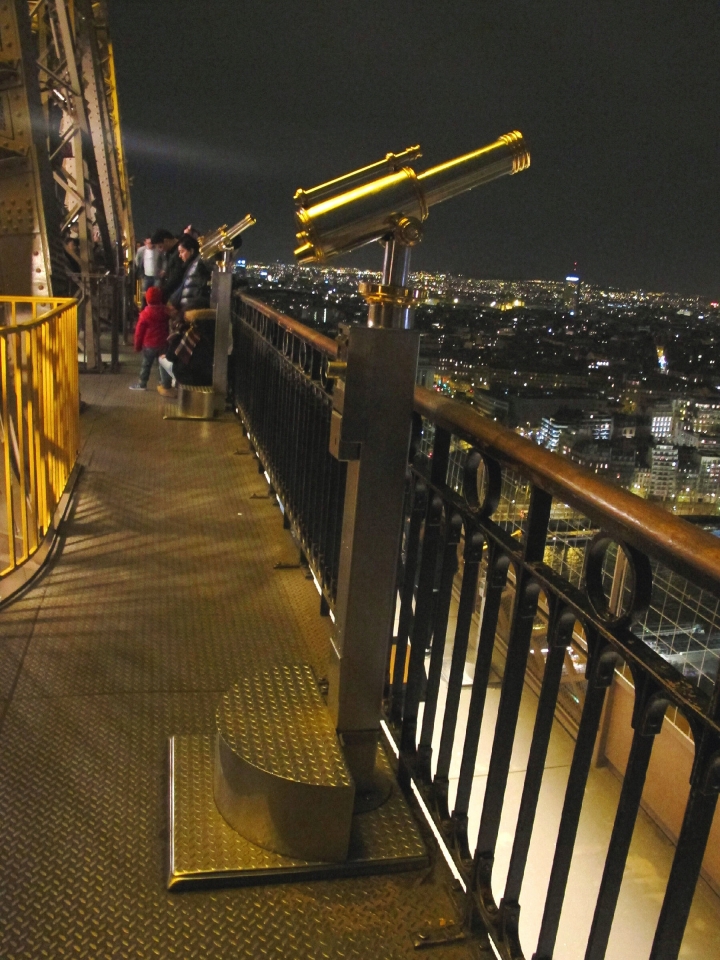 【Paris．走跳】登上艾菲爾鐵塔_不畏冬夜冷風也要看到的巴黎絕美夜景