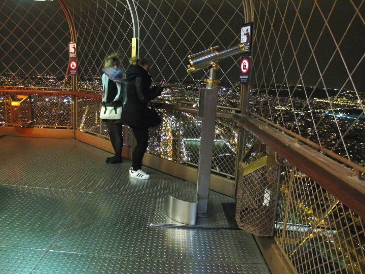 【Paris．走跳】登上艾菲爾鐵塔_不畏冬夜冷風也要看到的巴黎絕美夜景