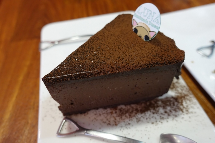 [食記] Eat enjoy 意享美式廚房。十足過癮的辣味雞腿捲、巧克力千層蛋糕(新店區公所站)