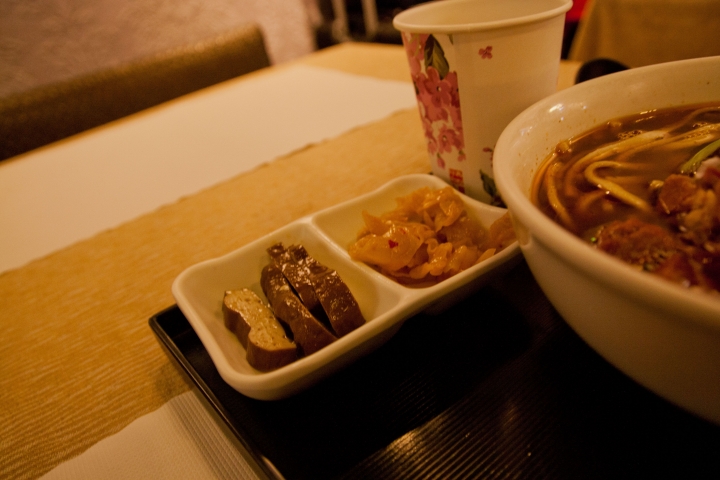 【美食。食記】桃園 桃園機場 湯頭濃厚，思鄉情濃 沾美餐廳牛肉麵