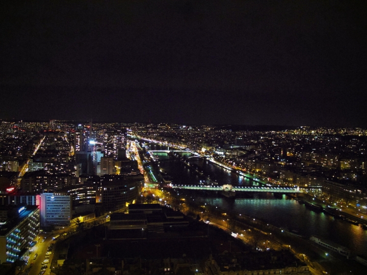 【Paris．走跳】登上艾菲爾鐵塔_不畏冬夜冷風也要看到的巴黎絕美夜景