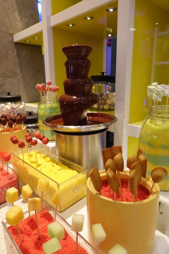 [食記] W Hotel。The Kitchen Table 西餐廳。信義區裡的時尚Buffet--周日菜色!