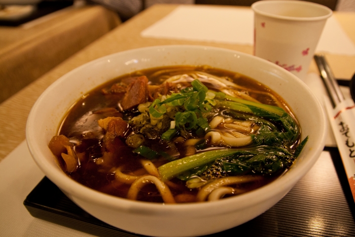 【美食。食記】桃園 桃園機場 湯頭濃厚，思鄉情濃 沾美餐廳牛肉麵