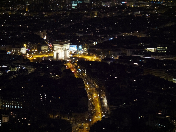 【Paris．走跳】登上艾菲爾鐵塔_不畏冬夜冷風也要看到的巴黎絕美夜景