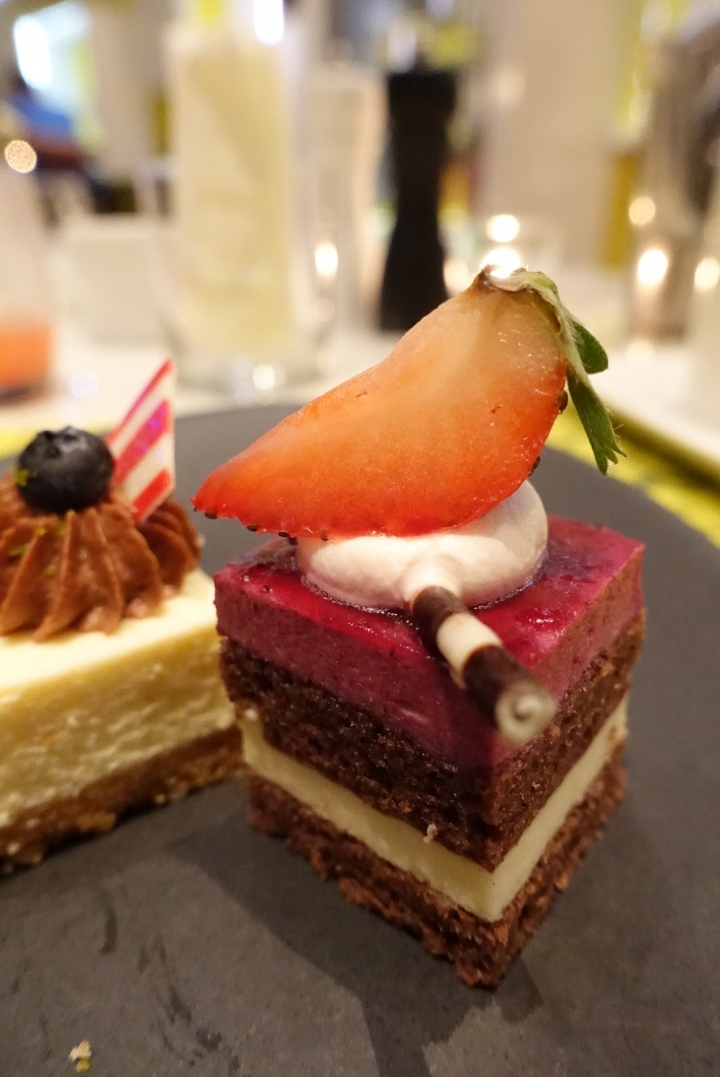[食記] W Hotel。The Kitchen Table 西餐廳。信義區裡的時尚Buffet--周日菜色!