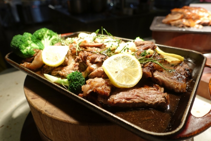 [食記] W Hotel。The Kitchen Table 西餐廳。信義區裡的時尚Buffet--周日菜色!