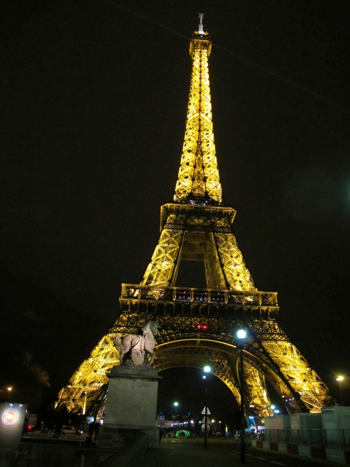 【Paris．走跳】登上艾菲爾鐵塔_不畏冬夜冷風也要看到的巴黎絕美夜景