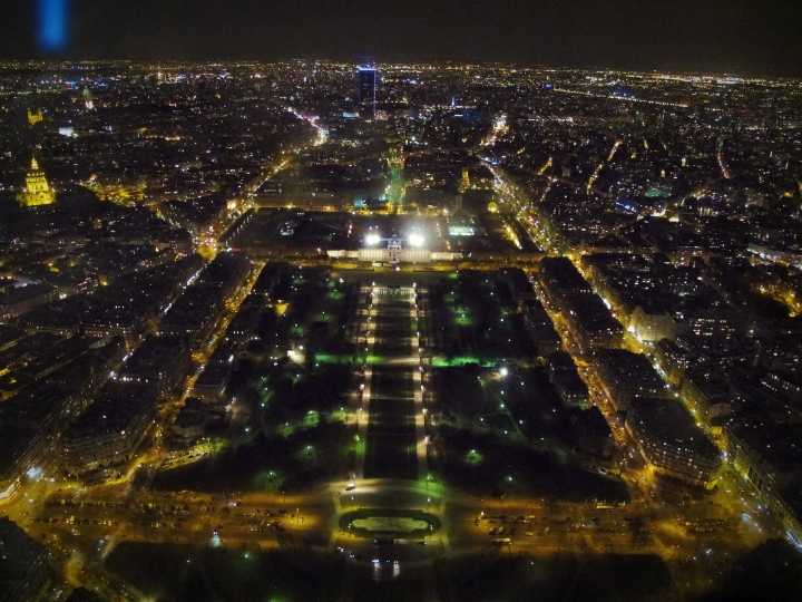 【Paris．走跳】登上艾菲爾鐵塔_不畏冬夜冷風也要看到的巴黎絕美夜景
