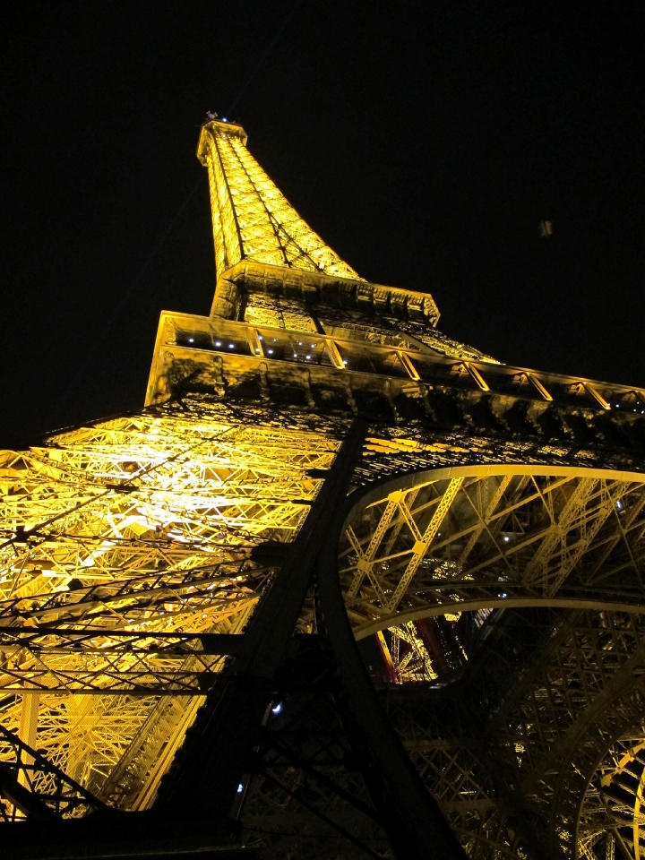 【Paris．走跳】登上艾菲爾鐵塔_不畏冬夜冷風也要看到的巴黎絕美夜景