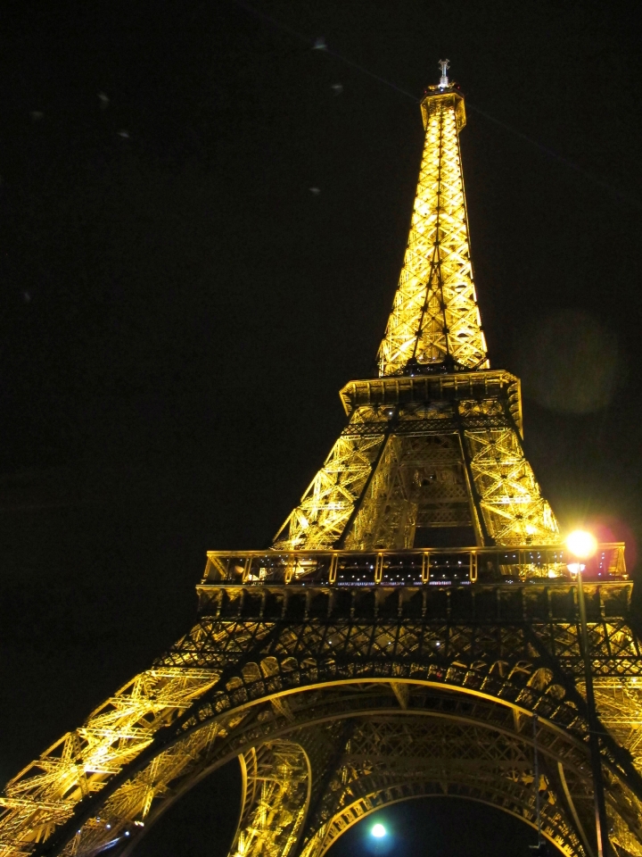 【Paris．走跳】登上艾菲爾鐵塔_不畏冬夜冷風也要看到的巴黎絕美夜景