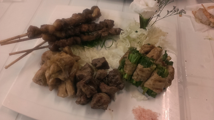 [燒烤/炭烤/串烤/串燒/炸物/串物/鍋物/宵夜]苗栗頭份黑白烤碳烤料理食記~平價好吃~