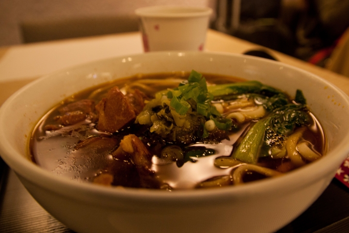 【美食。食記】桃園 桃園機場 湯頭濃厚，思鄉情濃 沾美餐廳牛肉麵