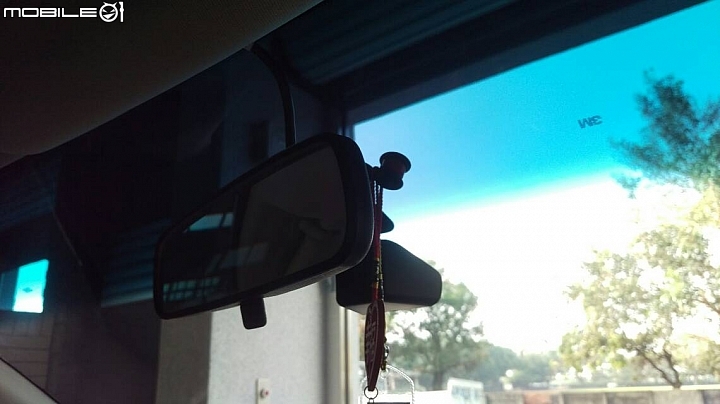 前檔車道偏移感測器會擋住後視鏡型行車紀錄器嗎???