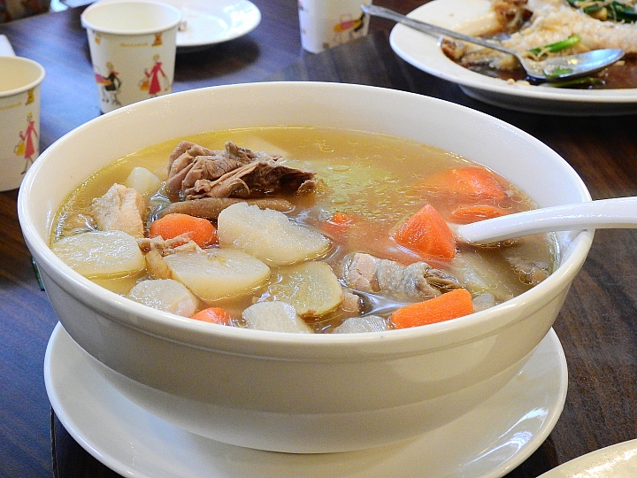 豐富的美術作品，庭園美，極佳的用餐環境：美濃煙樓坊美術館餐廳。