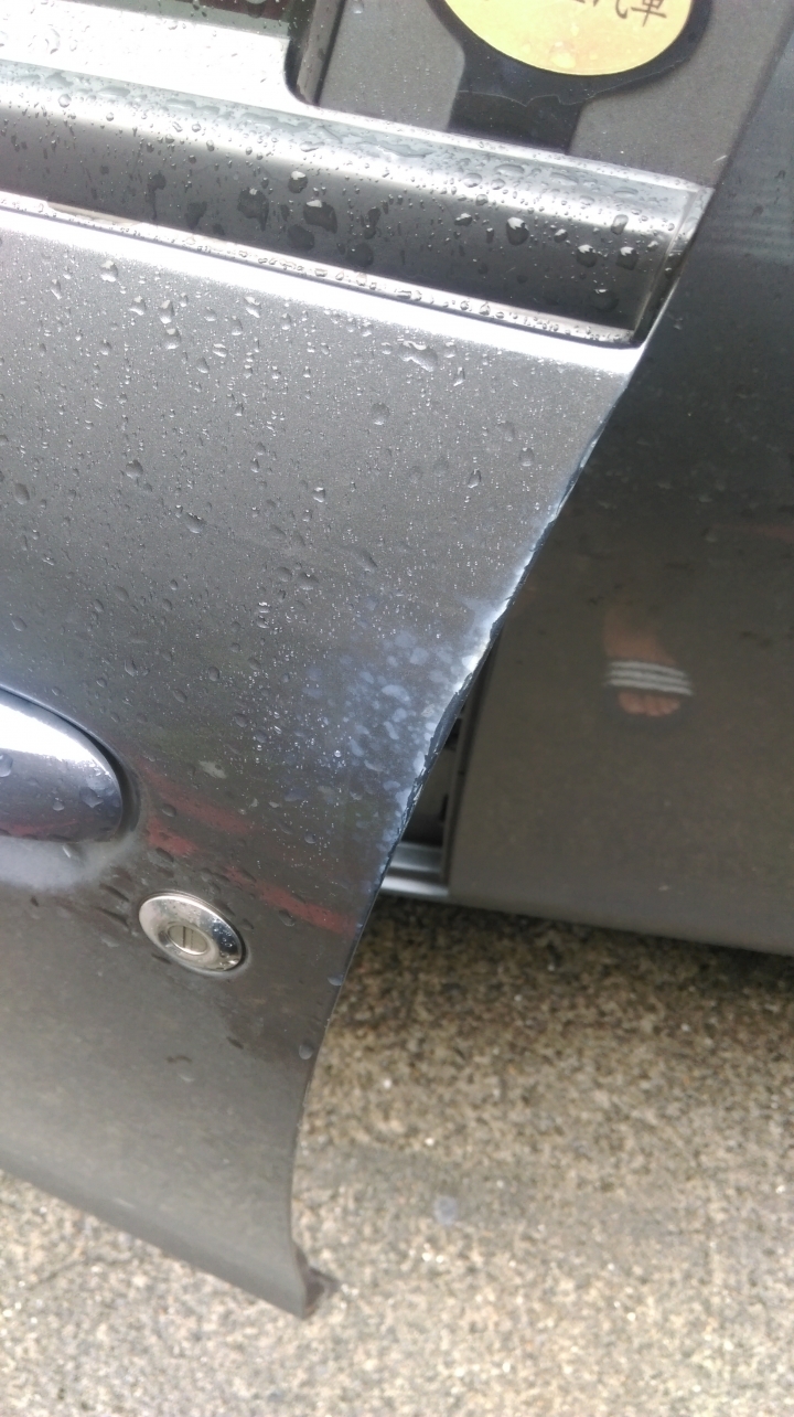 求救..車門下雨會有白白的痕跡出現