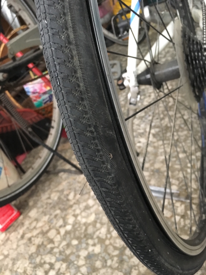 輪胎破掉疑似有人刺破的？