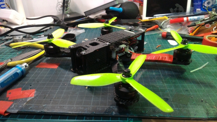 這裡有玩穿越機、競速機的同好嗎?