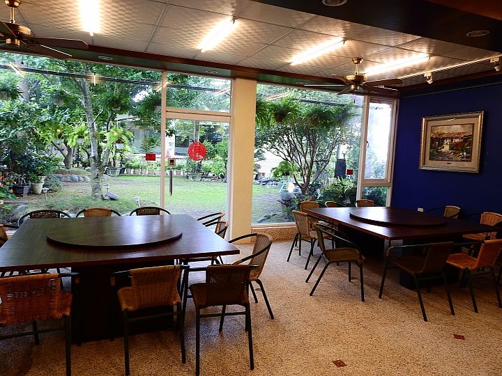 豐富的美術作品，庭園美，極佳的用餐環境：美濃煙樓坊美術館餐廳。