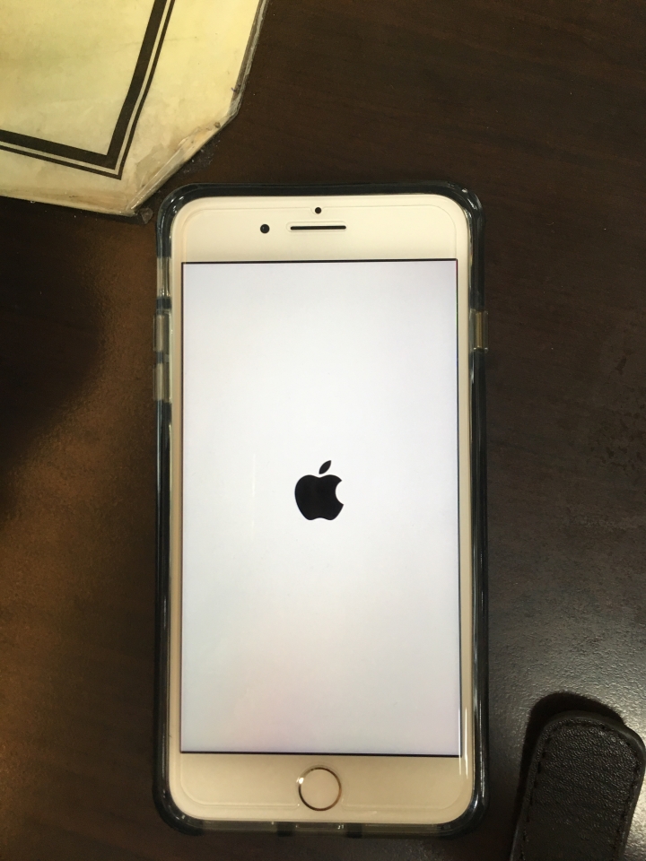 I phone 7 plus  卡在開機畫面[已解決]