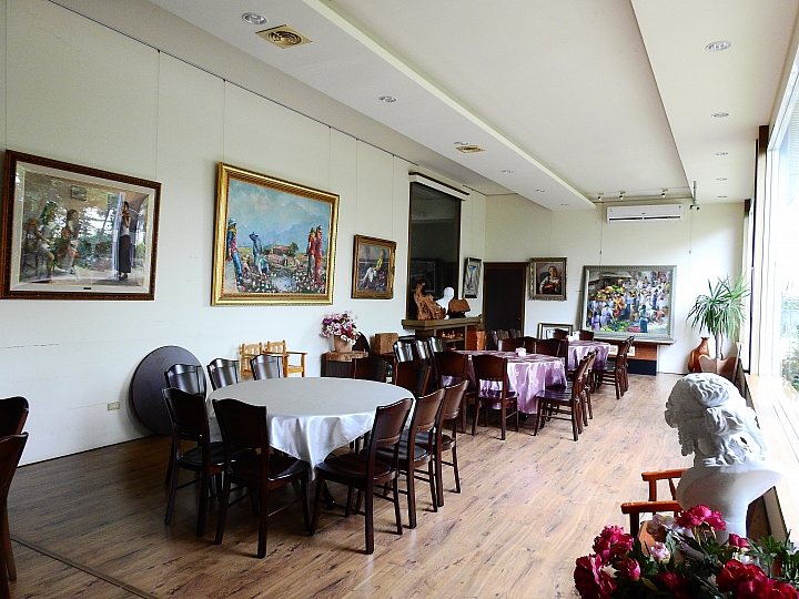 豐富的美術作品，庭園美，極佳的用餐環境：美濃煙樓坊美術館餐廳。